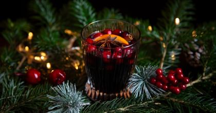 mulled wine in a RIEDEL Fire Glass in the background are fir branches